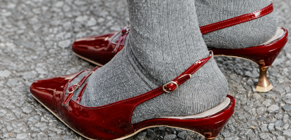 Incaltaminte rosie la moda: o alegere indrazneata pentru tinute elegante